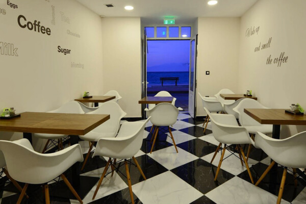 Εσωτερικό του χώρου πρωινού του Ξενοδοχείου Κυανή Ακτή στο Ξυλόκαστρο