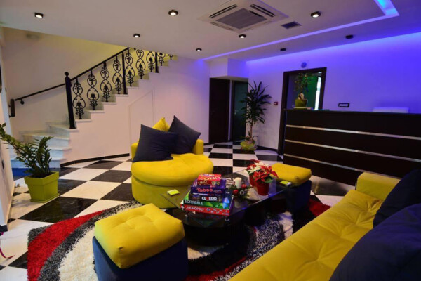 Εσωτερικό του χώρου υποδοχής Ξενοδοχείου Κυανή Ακτή στο Ξυλόκαστρο