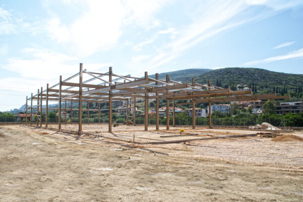 Φωτογραφία της μεταλλικής κατασκευής ισόγειου καταστήματος