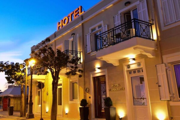 Φωτογραφία της όψης του Ξενοδοχείου Κυανή Ακτή στο Ξυλόκαστρο