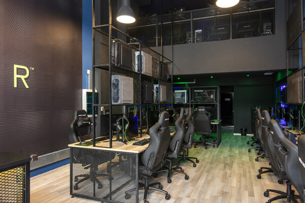 Φωτογραφία του εσωτερικού του Internet Cafe