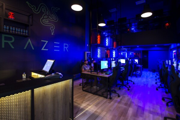Φωτογραφία του εσωτερικού του Internet Cafe
