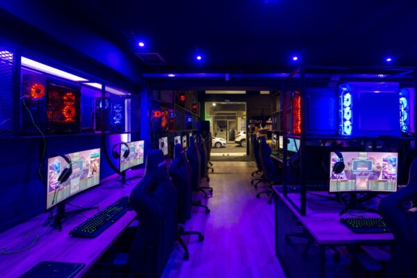 Φωτογραφία του εσωτερικού του Internet Cafe