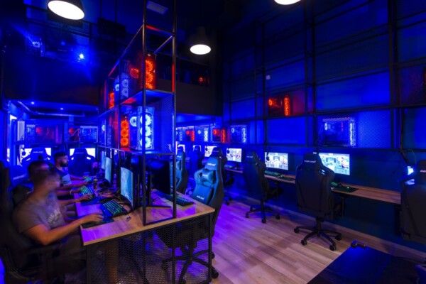 Φωτογραφία του εσωτερικού του Internet Cafe