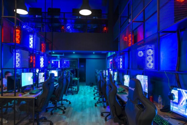 Φωτογραφία του εσωτερικού του Internet Cafe
